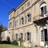 Slott med flera sidobyggnader och unikt läge vid Canal du Midi