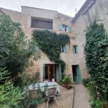 Charmigt byhus med liten trädgård och loggia