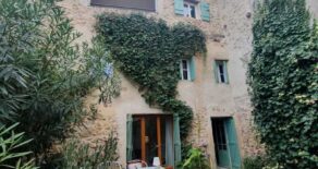 Charmigt byhus med liten trädgård och loggia