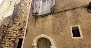 Charmigt litet byhus med terrass