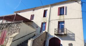 Renoverat borgarhus med trädgård och pool