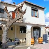 Villa med två bostäder och trädgård nära Orb-floden