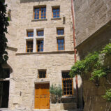 Gediget stenhus med terrass, nära Pézenas