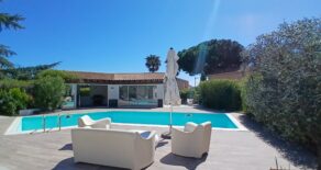 Ljus villa i toppskick, med pool, boulebana, garage – 10 minuter till Medelhavet!