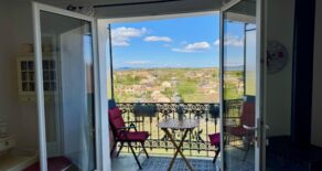 Charmigt byhus med utsikt