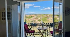 Charmigt byhus med utsikt