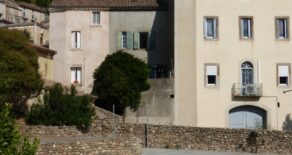 Byhus i Roquebrun, med terrass och trädgård/odlingslott