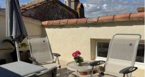 Rymligt byhus med garage och terrass, centralt i Marseillan