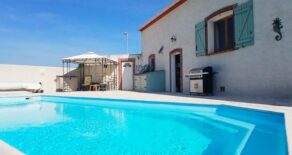 Villa med pool i populär by vid floden Orb