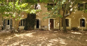 Fd vingård med flera byggnader och stor tomt, nära Narbonne
