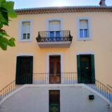 Rymligt vinmakarhus med potential, stort garage och takterrass med utsikt