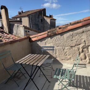 Charmigt litet hus med terrass, i Agde