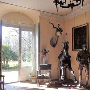 Slott med flera sidobyggnader och unikt läge vid Canal du Midi