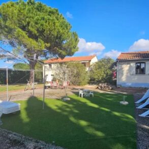 Villa med stor trädgård, utsikt och separat gästhus