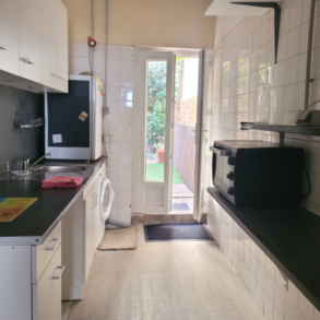 Charmig lägenhet med privat liten gård