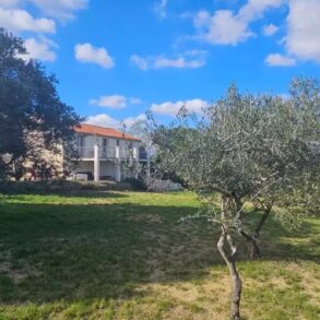 Villa med stor trädgård, utsikt och separat gästhus