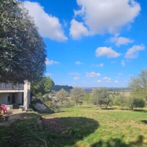 Villa med stor trädgård, utsikt och separat gästhus
