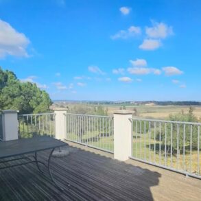 Villa med stor trädgård, utsikt och separat gästhus