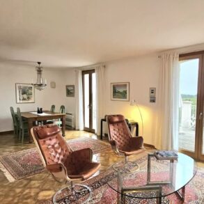Villa med stor trädgård, utsikt och separat gästhus