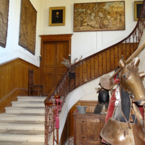 Slott med flera sidobyggnader och unikt läge vid Canal du Midi