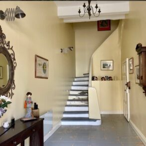 Rymligt, renoverat byhus med loggia och garage