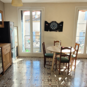 Charmig lägenhet med privat liten gård