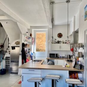 Rymligt, renoverat byhus med loggia och garage