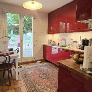 Villa med stor trädgård, utsikt och separat gästhus