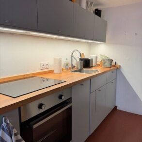 Charmigt litet hus med terrass, i Agde