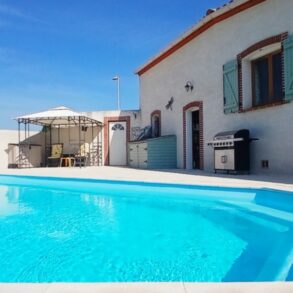 Villa med pool i populär by vid floden Orb