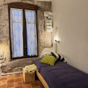 Charmigt litet hus med terrass, i Agde