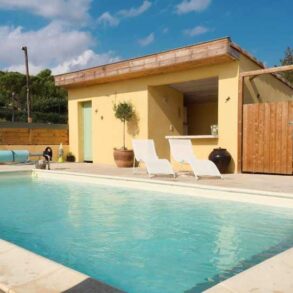 Hus med pool, i Roquebrun