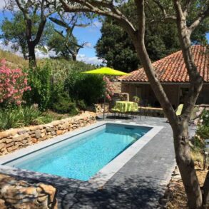 Charmigt, renoverat byhus med trädgård och pool, lantligt läge