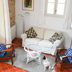 Charmigt, renoverat byhus med trädgård och pool, lantligt läge