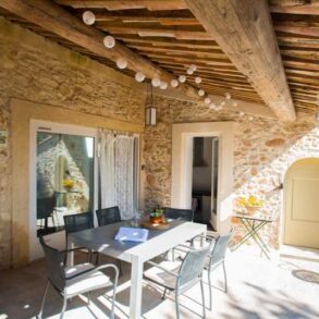 Charmigt, renoverat byhus med trädgård och pool, lantligt läge