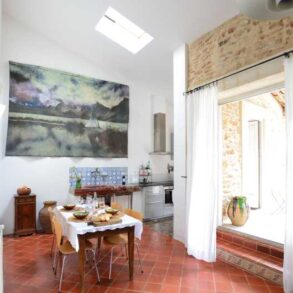 Charmigt, renoverat byhus med trädgård och pool, lantligt läge