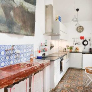 Charmigt, renoverat byhus med trädgård och pool, lantligt läge