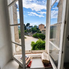 Byhus i Roquebrun, med terrass och trädgård/odlingslott