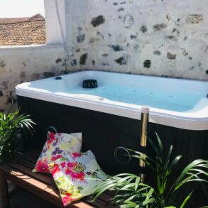 Välrenoverat byhus med garage och terrass, i Marseillan