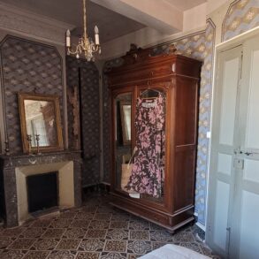 Charmigt byhus med bevarade originaldetaljer