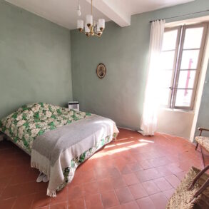 Charmigt byhus med bevarade originaldetaljer
