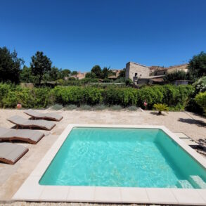 Enplansvilla med pool och gästbostad, utsikt