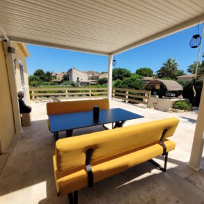 Enplansvilla med pool och gästbostad, utsikt