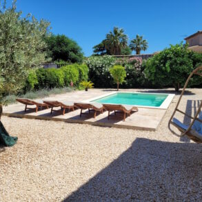 Enplansvilla med pool och gästbostad, utsikt