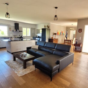 Enplansvilla med pool och gästbostad, utsikt