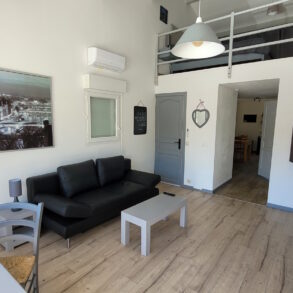 Enplansvilla med pool och gästbostad, utsikt