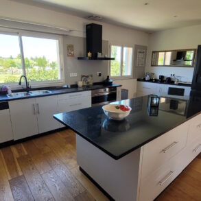 Enplansvilla med pool och gästbostad, utsikt