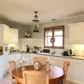 Villa med trädgård och garage i en charmig by väster om Béziers