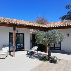 Ljus villa i toppskick, med pool, boulebana, garage – 10 minuter till Medelhavet!