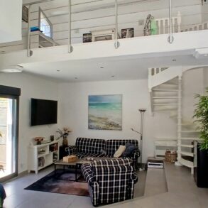 Ljus villa i toppskick, med pool, boulebana, garage – 10 minuter till Medelhavet!